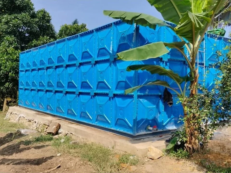 FRP panel water tank PT. Bioklin Teknologi Cemerlang terpasang di rooftop gedung industri modern