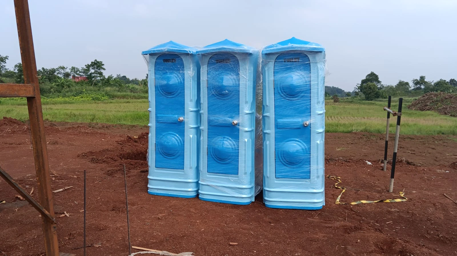 WC portable fiberglass dari PT Bioklin Teknologi Cemerlang untuk proyek dan acara