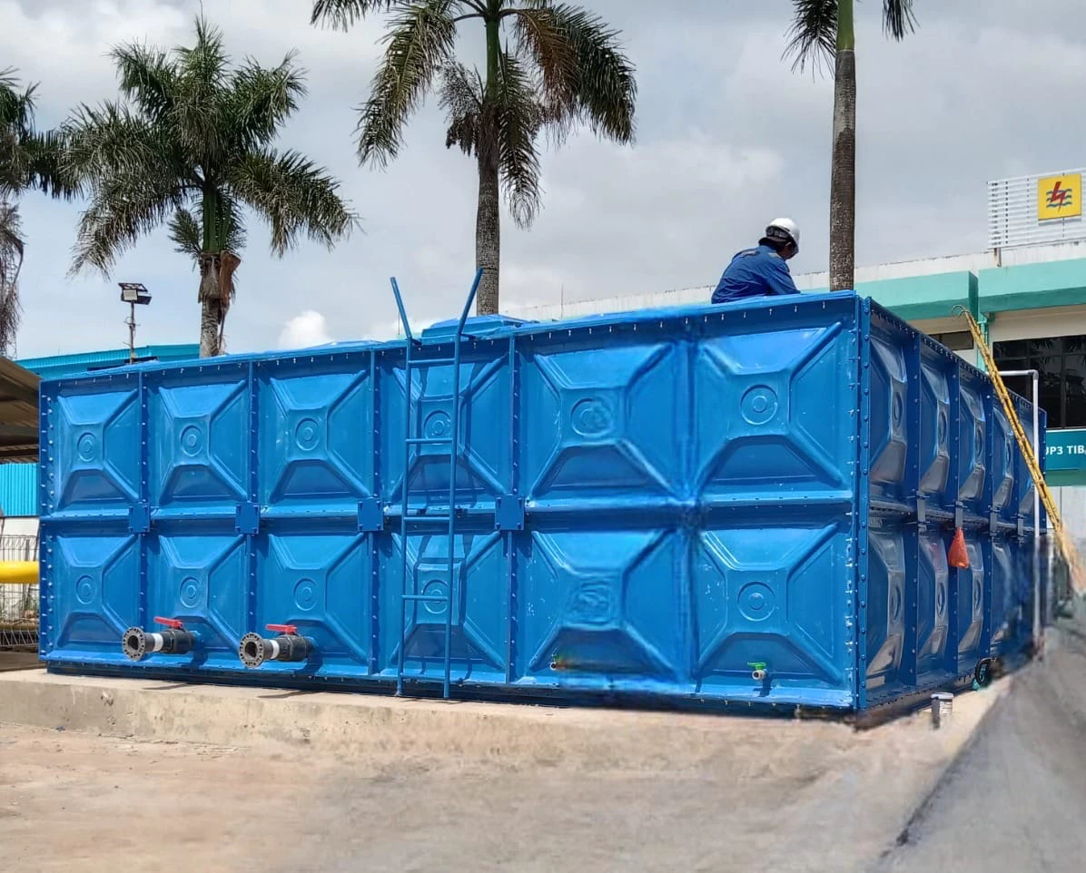 Roof tank fiberglass PT. Bioklin Teknologi Cemerlang terpasang di atap gedung modern
