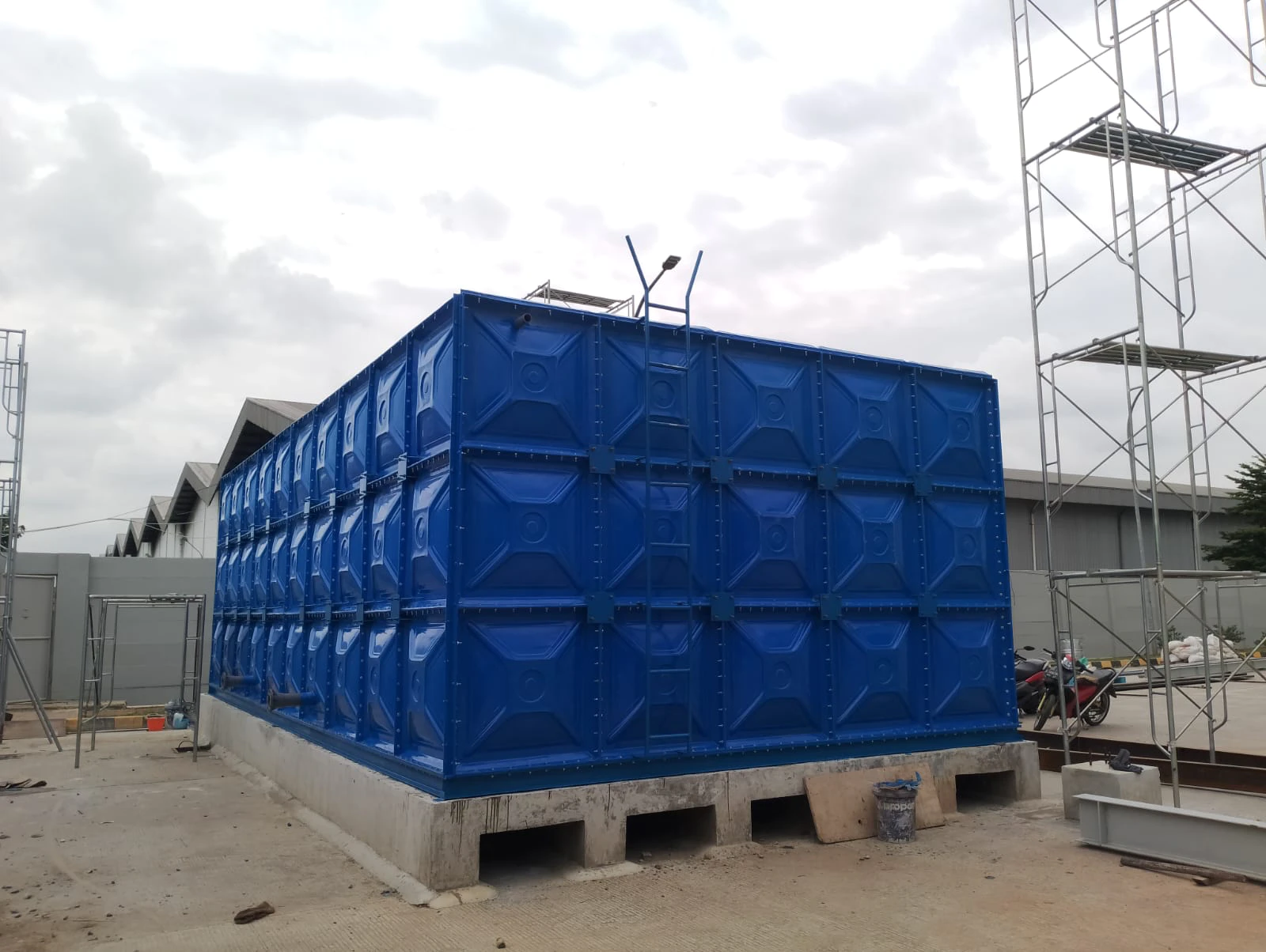 tangki air panel fiberglass PT. Bioklin Teknologi Cemerlang di rooftop gedung