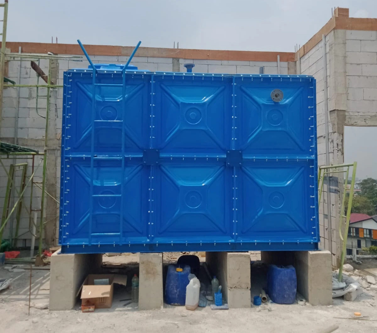 tangki panel FRP PT. Bioklin Teknologi Cemerlang dengan struktur rangka baja di area industri