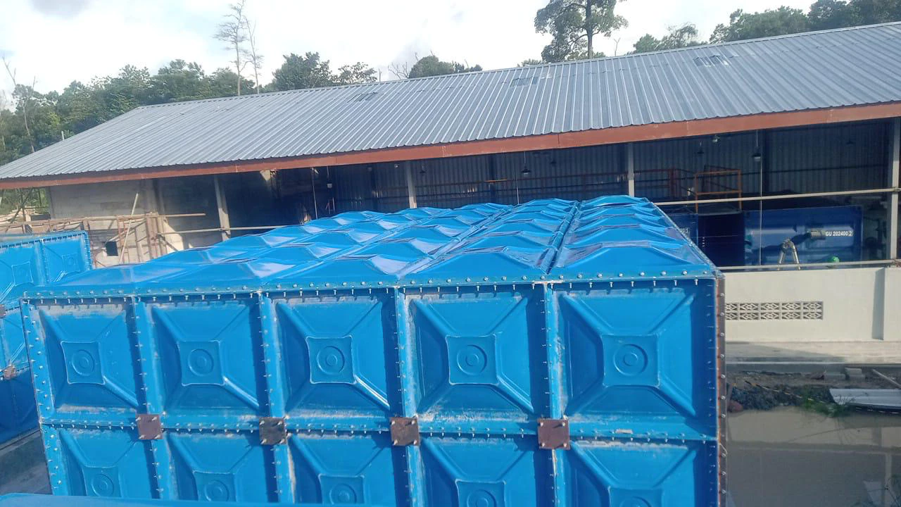 tangki panel fiberglass PT. Bioklin Teknologi Cemerlang di area industri